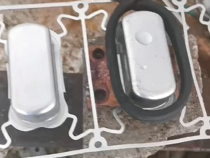 鋁件模具加熱，高頻機(jī)緩慢加熱至100度左右，保持模具不變形