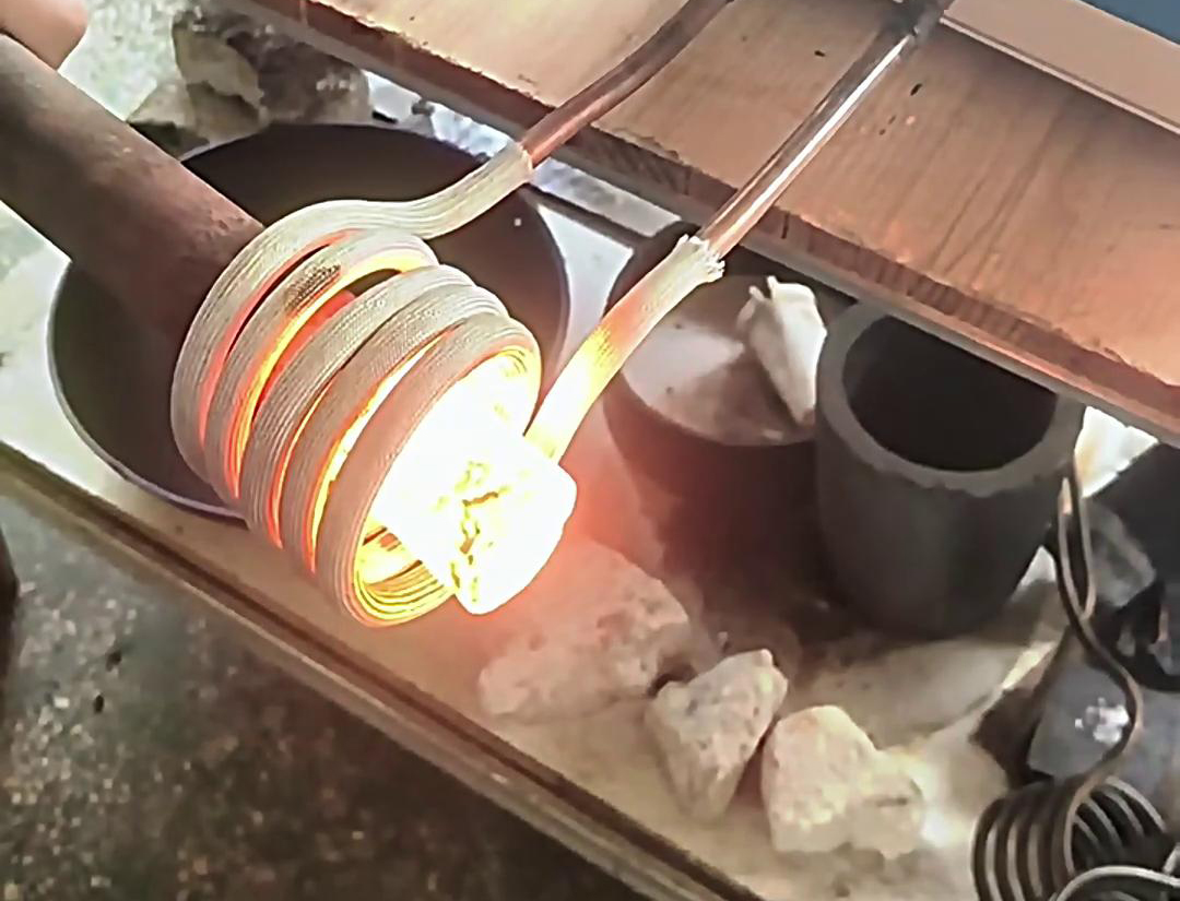 高頻機棒料加熱適用于需要快速加熱至特定溫度的應(yīng)用場景，如熱處理、熱鍛、焊接等工藝。