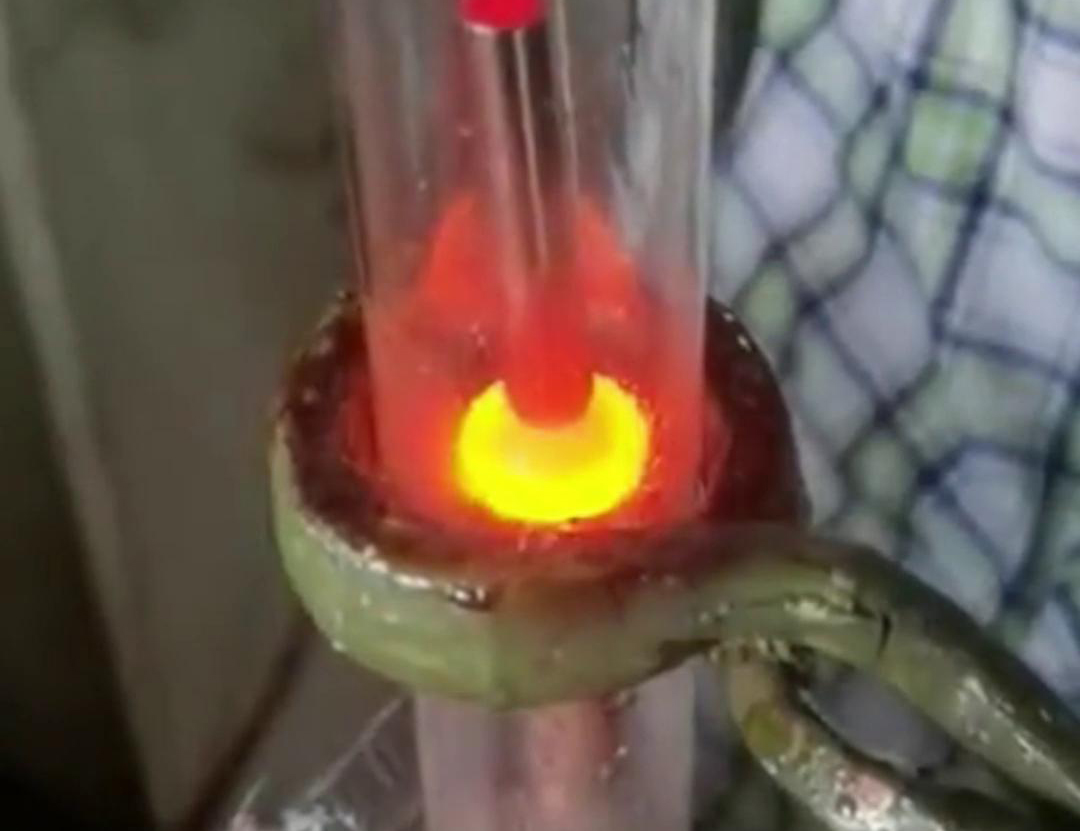 通過手持式高頻加熱機(jī)在氮氣保護(hù)下焊接銅管，可以獲得高質(zhì)量的焊縫，提高產(chǎn)品的性能和可靠性