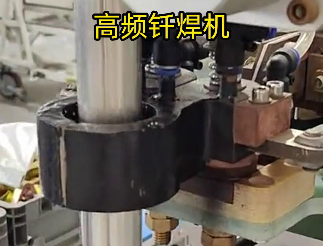 開(kāi)合口線圈的高頻釬焊機(jī)是一種專(zhuān)門(mén)用于焊接鋁管等金屬材料的設(shè)備