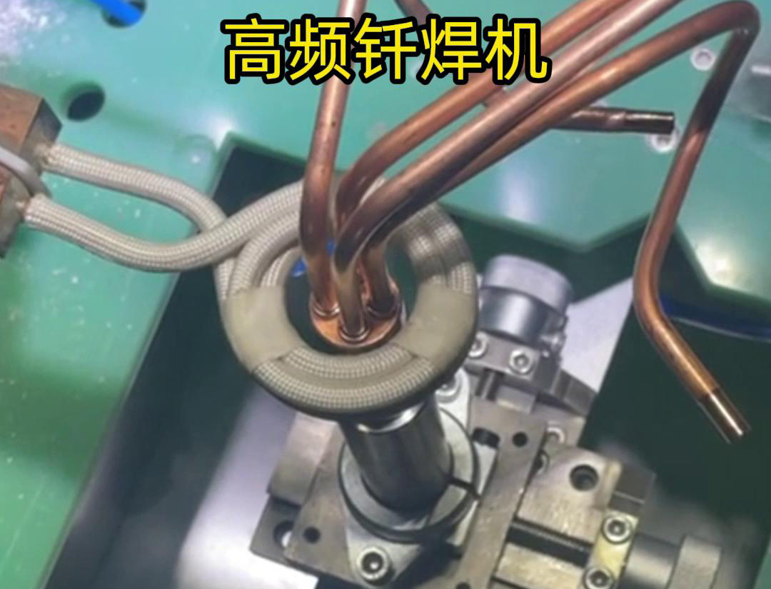 在雙工位自動(dòng)感應(yīng)釬焊設(shè)備中，每個(gè)工位都配備了獨(dú)立的感應(yīng)加熱系統(tǒng)和釬焊工具，確保兩個(gè)工位可以同時(shí)進(jìn)行焊接作業(yè)