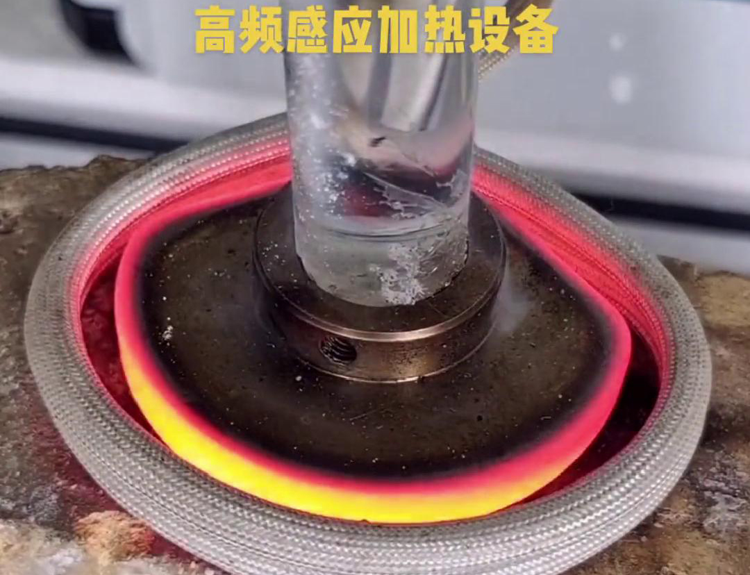 高頻焊機(jī)焊接因其高效、高質(zhì)量、環(huán)保、操作簡便和適應(yīng)性強(qiáng)等優(yōu)點(diǎn)，被廣泛應(yīng)用于各個行業(yè)