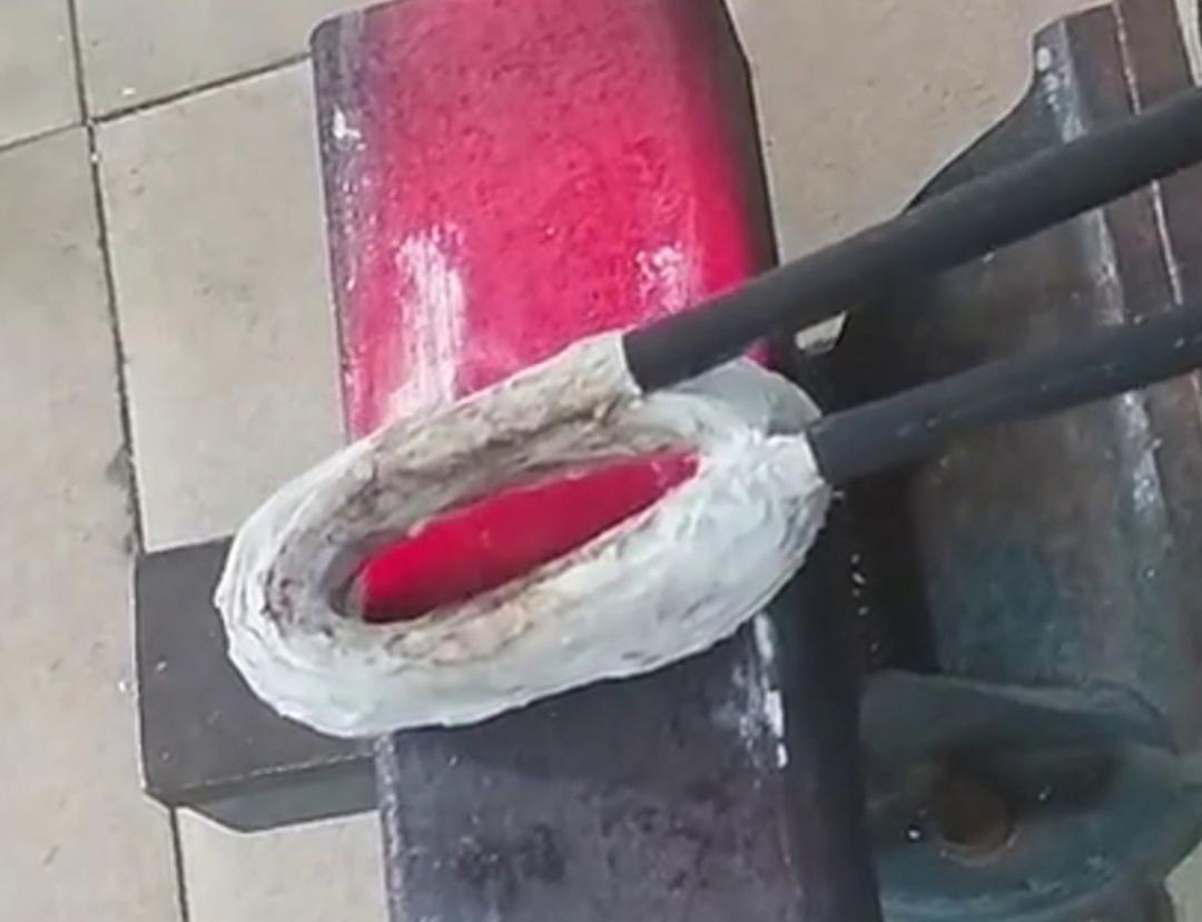手持式高頻加熱機(jī)在方管加工中，它可以用來實(shí)現(xiàn)焊接預(yù)熱、局部退火、彎曲軟化等工藝需求