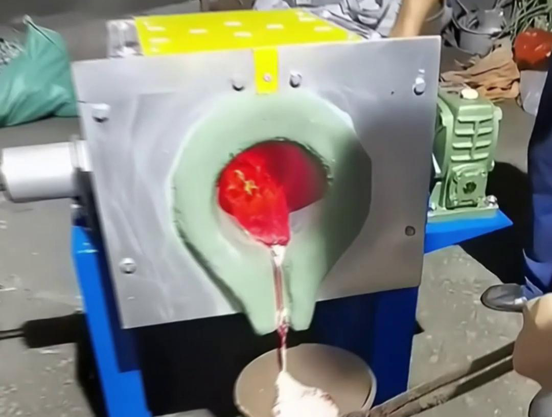 中頻熔鋁爐具有多種優(yōu)點(diǎn)，如體積小、重量輕、效率高、耗電少