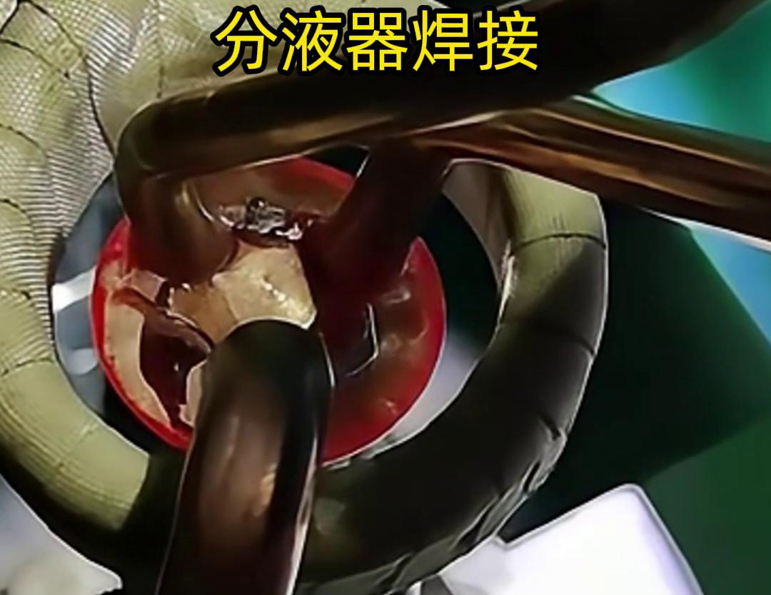 分液器銅管的高頻焊接是一種利用高頻電流在工件中產(chǎn)生熱效應(yīng)，使接觸部位熔化，形成永久連接的工藝