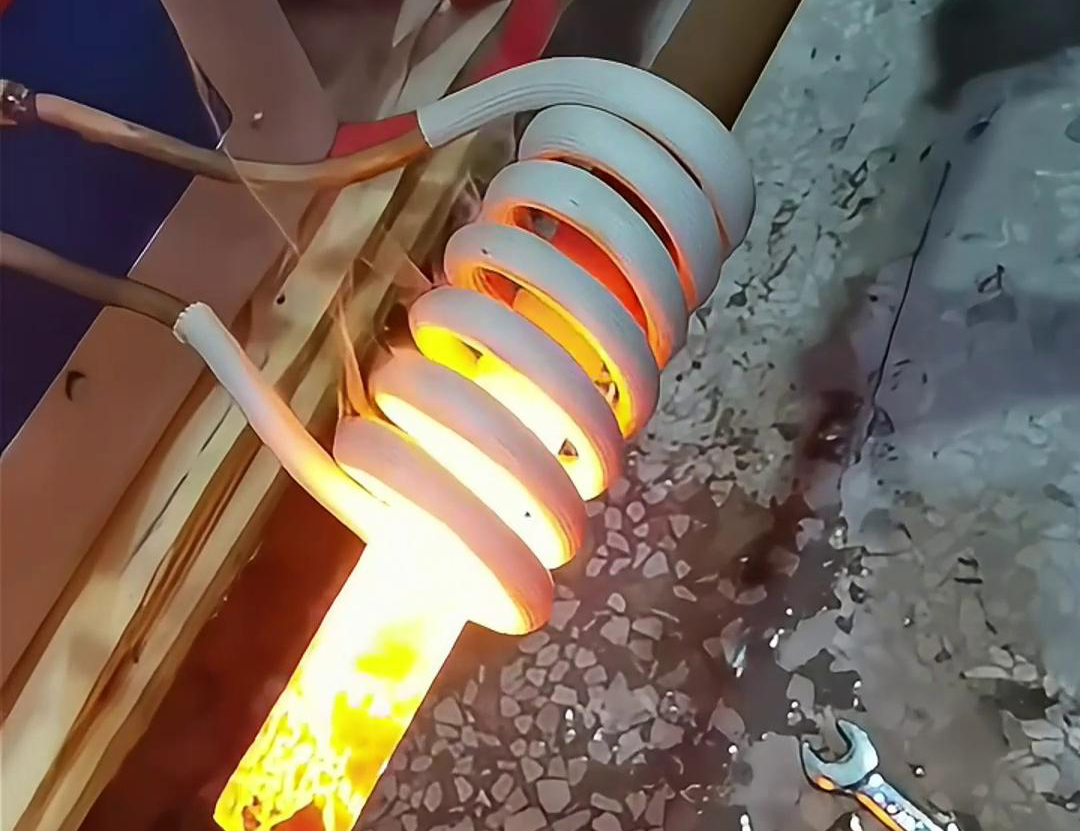 鐵棒的高頻加熱具有效率高、速度快、操作簡(jiǎn)單等優(yōu)點(diǎn)，廣泛應(yīng)用于金屬材料加工