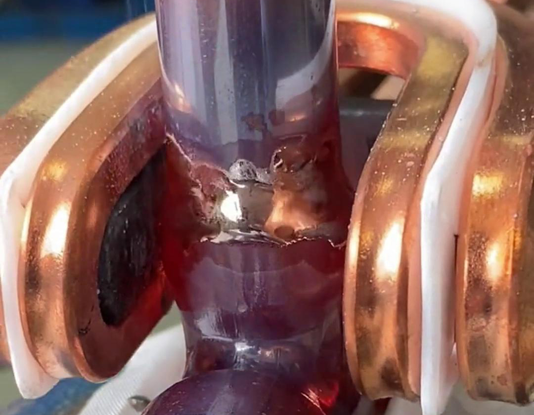這就是手持式高頻焊機焊接銅管的效果，有了它，可以放棄大部分火焰焊接場合了