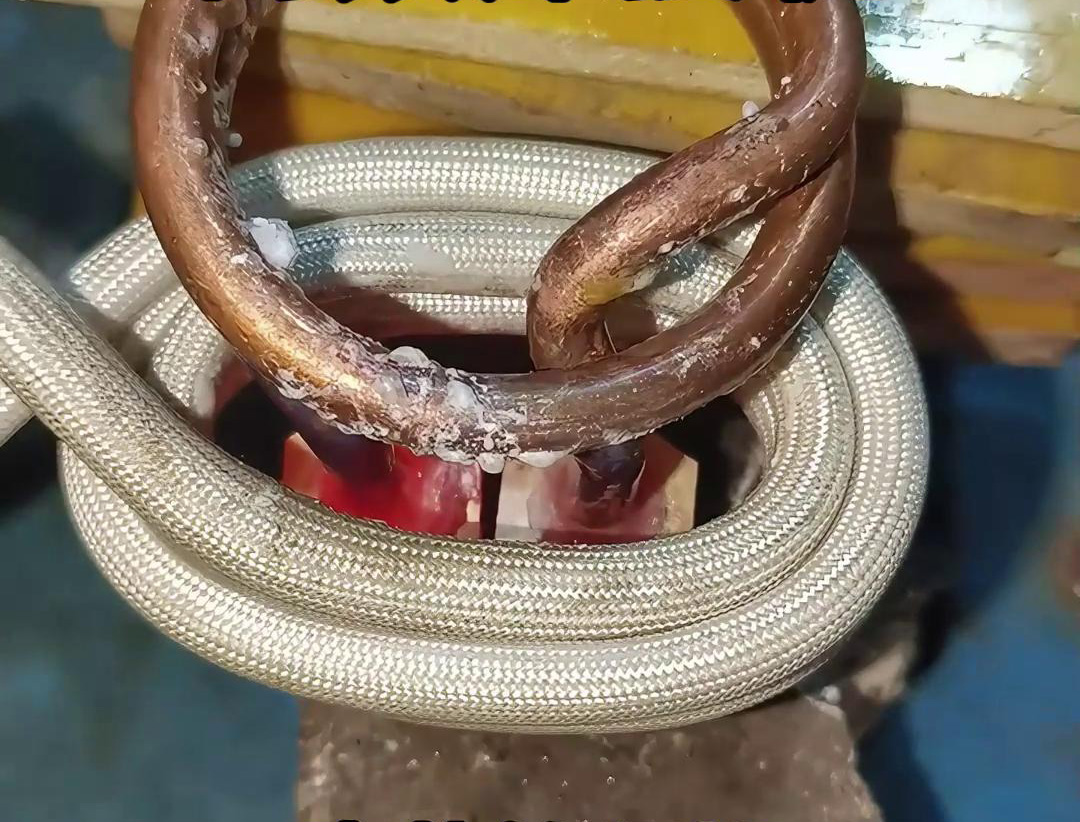 高頻焊接機(jī)能夠?qū)㈦姛峁艿淖香~和黃銅加熱到焊接溫度，提高了焊接效率