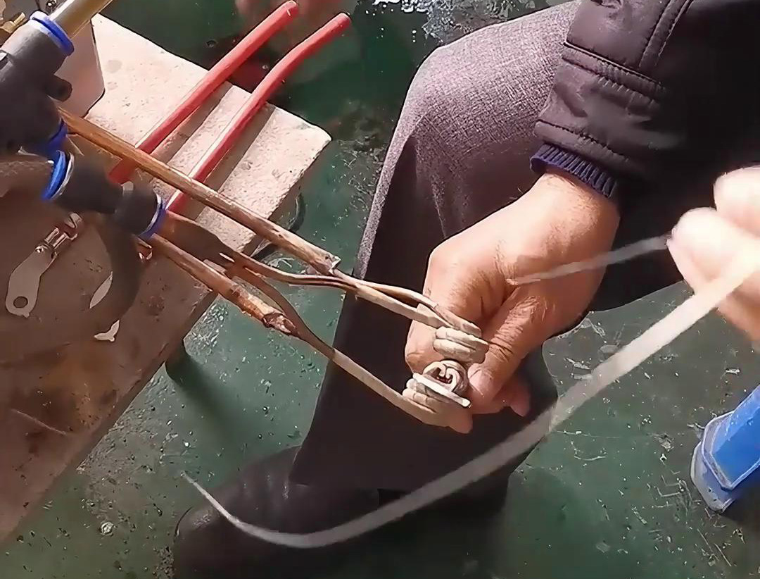 新能源線束端子錫焊用高頻焊機(jī)，提高線束端子的耐腐蝕性，延長其使用壽命