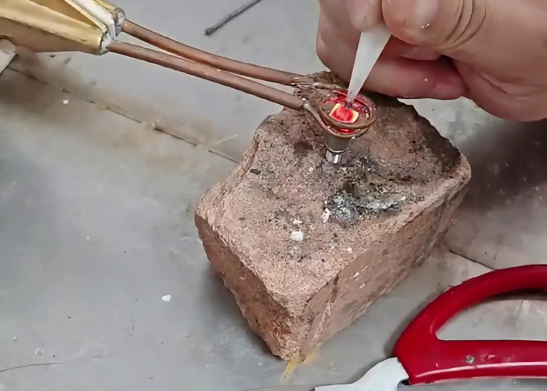 超高頻焊機憑借其獨特的工作原理和優(yōu)勢，在鎢鋼焊接方面表現(xiàn)出色