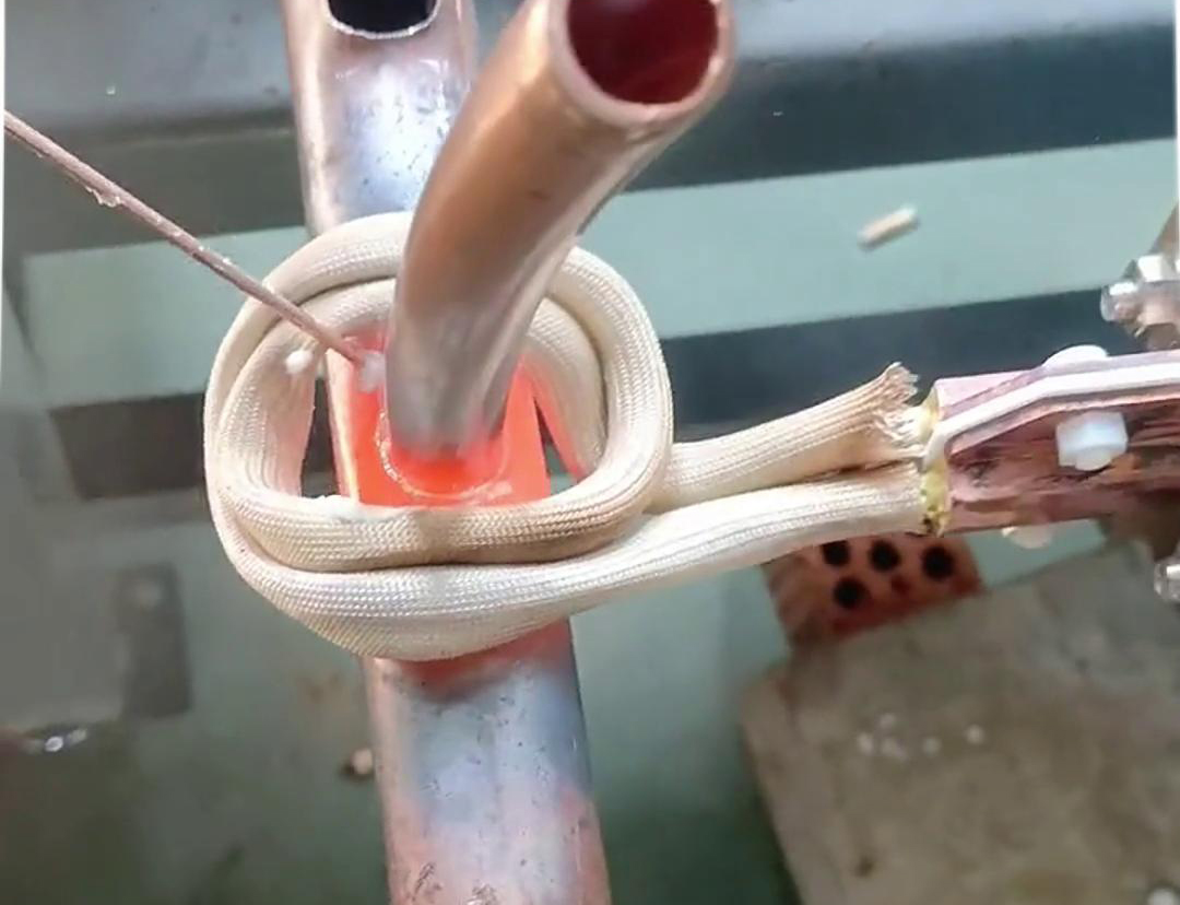 這款手持式高頻焊機就不一樣了，它焊接銅管操作簡單，新手幾分鐘就能學(xué)會
