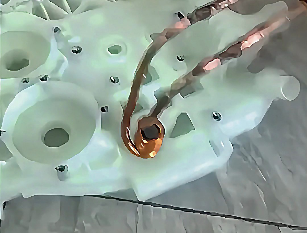 傳統(tǒng)熱裝工藝OUT，手持式高頻加熱機如何讓金屬與塑料模具不變形